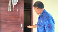 PERBEKAL Desa Anturan, I Ketut Soka, menunjukkan kondisi penyimpanan gambelan yang dicuri. Foto: edy PERBEKAL Desa Anturan, I Ketut Soka, menunjukkan kondisi penyimpanan gambelan yang dicuri. Foto: edy