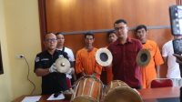 PENCURI gambelan dihadirkan pada pres rilis di Mapolres Buleleng, Kamis (14/3/2024). Foto: edy PENCURI gambelan dihadirkan pada pres rilis di Mapolres Buleleng, Kamis (14/3/2024). Foto: edy