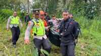 TIM SAR gabungan mengevakuasi jenazah Alexander Bimo Haryotejo (60) asal Semarang, Jawa Tengah yang meninggal di Gunung Agung, Karangasem. Foto: ist TIM SAR gabungan mengevakuasi jenazah Alexander Bimo Haryotejo (60) asal Semarang, Jawa Tengah yang meninggal di Gunung Agung, Karangasem. Foto: ist