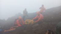 TIM gabungan evakuasi pendaki meninggal di Gunung Agung. Foto: ist TIM gabungan evakuasi pendaki meninggal di Gunung Agung. Foto: ist
