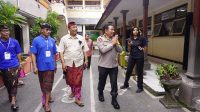 WAKAPOLDA Bali, Brigjen I Gusti Kade Budhi Harryarsana; didampingi Kadisdikpora AA Gede Wiratama, hadir menyaksikan lomba paduan suara PSR Kecamatan Denpasar Utara di SDN 22 Dauh Puri, Kamis (14/3/2024). Foto: ist WAKAPOLDA Bali, Brigjen I Gusti Kade Budhi Harryarsana; didampingi Kadisdikpora AA Gede Wiratama, hadir menyaksikan lomba paduan suara PSR Kecamatan Denpasar Utara di SDN 22 Dauh Puri, Kamis (14/3/2024). Foto: ist