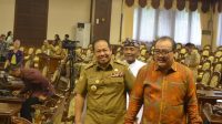 WAKIL Ketua DPRD Bali, Nyoman Sugawa Korry (kanan); berjalan bersama Pj. Gubernur Sang Made Mahendra Jaya memasuki ruang rapat utama DPRD Bali, Senin (25/3/2024). Foto: ist WAKIL Ketua DPRD Bali, Nyoman Sugawa Korry (kanan); berjalan bersama Pj. Gubernur Sang Made Mahendra Jaya memasuki ruang rapat utama DPRD Bali, Senin (25/3/2024). Foto: ist