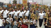 WAKIL Wali Kota Denpasar, I Kadek Agus Arya Wibawa, saat menyerahkan piala bergilir bagi para juara umum serangkaian penutupan Porsenijar Kota Denpasar 2024 di GOR Lila Bhuana Denpasar, Minggu (7/4/2023). Foto: tra WAKIL Wali Kota Denpasar, I Kadek Agus Arya Wibawa, saat menyerahkan piala bergilir bagi para juara umum serangkaian penutupan Porsenijar Kota Denpasar 2024 di GOR Lila Bhuana Denpasar, Minggu (7/4/2023). Foto: tra