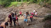 BELASAN Kepala Keluarga (KK) nyaris terisolir gegar amblasnya jalur pelintas di Sungai Paluah Gendang, Banjar Dinas Kalanganyar, Desa Gegelang, Kecamatan Manggis akibat diterjang banjir saat pada, Jumat (19/4/2024) dini hari. Foto: ist BELASAN Kepala Keluarga (KK) nyaris terisolir gegar amblasnya jalur pelintas di Sungai Paluah Gendang, Banjar Dinas Kalanganyar, Desa Gegelang, Kecamatan Manggis akibat diterjang banjir saat pada, Jumat (19/4/2024) dini hari. Foto: ist