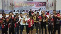 Plt. Camat Denpasar Selatan, Ketut Sri Karyawati, foto bersama kontingen Densel yang meraih juara umum Porsenijar Denpasar 2024 Cabang Olahraga tingkat SD. Foto: tra Plt. Camat Denpasar Selatan, Ketut Sri Karyawati, foto bersama kontingen Densel yang meraih juara umum Porsenijar Denpasar 2024 Cabang Olahraga tingkat SD. Foto: tra