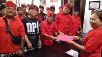 KADER PDIP Tabanan yang juga Wakil Bupati Tabanan, I Made Edi Wirawan, resmi mendaftar kembali sebagai bacawabup pada Pilkada 2024, dengan menyerahkan formulir pendaftaran di DPC PDIP Tabanan, Kamis (25/4/2024). Foto: ist