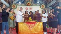 PLT. Kepala SMPN 3 Denpasar, Ni Nyoman Suci, menyerahkan tumpeng HUT kepada Kadisdikpora AA Gede Wiratama, saat puncak perayaan HUT ke-45 SMPN 3 Denpasar, Senin (1/4/2024). Foto: tra PLT. Kepala SMPN 3 Denpasar, Ni Nyoman Suci, menyerahkan tumpeng HUT kepada Kadisdikpora AA Gede Wiratama, saat puncak perayaan HUT ke-45 SMPN 3 Denpasar, Senin (1/4/2024). Foto: tra