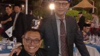 KETUA DPD Partai Golkar NTB, Mohan Roliskana (kanan), saat bersama anggota DPRD Kota Mataram usai sidang paripurna DPRD Mataram, kemarin malam. Foto: rul KETUA DPD Partai Golkar NTB, Mohan Roliskana (kanan), saat bersama anggota DPRD Kota Mataram usai sidang paripurna DPRD Mataram, kemarin malam. Foto: rul