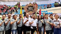 WAKIL Wali Kota Denpasar, I Kadek Agus Arya Wibawa, foto bersama kasek Gusti Agung Ayu Made Seniwati, saat penutupan Porsenijar Kota Denpasar 2024, Minggu (7/4/2024). Foto: tra WAKIL Wali Kota Denpasar, I Kadek Agus Arya Wibawa, foto bersama kasek Gusti Agung Ayu Made Seniwati, saat penutupan Porsenijar Kota Denpasar 2024, Minggu (7/4/2024). Foto: tra
