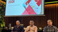 KETUA KPU Bali, I Dewa Agung Gede Lidartawan (tengah), bersama komisioner Gede John Darmawan (kiri) dan AA Raka Nakula. Foto: hen KETUA KPU Bali, I Dewa Agung Gede Lidartawan (tengah), bersama komisioner Gede John Darmawan (kiri) dan AA Raka Nakula. Foto: hen