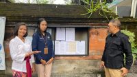 KETUA KPU Denpasar, Dewa Ayu Sekar Anggraeni (kiri); bersama Sekretaris KPU Denpasar, Made Wirawan, saat memasang pengumuman rekrutmen badan adhoc. Foto: ist