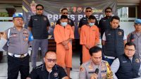 KEDUA pelaku pembuat STNK palsu saat dihadirkan pada pers rilis di Mapolres Buleleng, Senin (8/4/2024). Foto: edy KEDUA pelaku pembuat STNK palsu saat dihadirkan pada pers rilis di Mapolres Buleleng, Senin (8/4/2024). Foto: edy