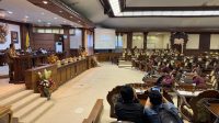 PENJABAT Gubernur Sang Made Mahendra Jaya (kiri) berdiri di podium menyaksikan perdebatan antara Ketua DPRD Bali, Nyoman Adi Wiryatama, dengan Nyoman Budiutama (duduk di kursi anggota barisan terdepan) yang interupsi soal kondisi defisit atau surplus APBD 2023. Foto: hen PENJABAT Gubernur Sang Made Mahendra Jaya (kiri) berdiri di podium menyaksikan perdebatan antara Ketua DPRD Bali, Nyoman Adi Wiryatama, dengan Nyoman Budiutama (duduk di kursi anggota barisan terdepan) yang interupsi soal kondisi defisit atau surplus APBD 2023. Foto: hen