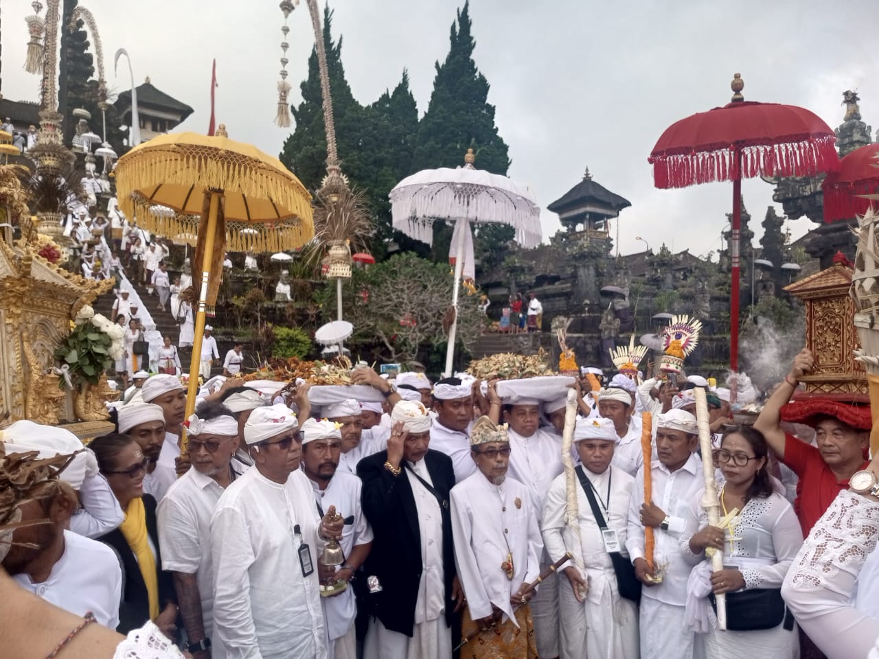 PELAKSANAAN Karya Ida Bhatara Turun Kabeh (IBTK) di Pura Agung Besakih 2024, Kecamatan Rendang, Karangasem, kasineb (selesai) pada Minggu (14/4/2024). Foto: ist
