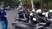 SEORANG jukir saat melakukan aktivitas pelayanan parkir di kawasan Taman Kota Lumintang, Denpasar, Senin (29/4/2024). Tarif parkir di Kota Denpasar dipastikan naik per 1 Mei 2024. Foto: ist SEORANG jukir saat melakukan aktivitas pelayanan parkir di kawasan Taman Kota Lumintang, Denpasar, Senin (29/4/2024). Tarif parkir di Kota Denpasar dipastikan naik per 1 Mei 2024. Foto: ist