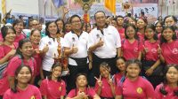 KEPALA SMPN 13 Denpasar, Ni Made Sukarini, foto bersama Wakil Wali Kota Denpasar, I Kadek Agus Arya Wibawa, dan Kadisdikpora AA Gede Wiratama, serta kontingen Spentigas usai menerima piala juara umum II Porsenijar Kota Denpasar 2024. Foto: tra KEPALA SMPN 13 Denpasar, Ni Made Sukarini, foto bersama Wakil Wali Kota Denpasar, I Kadek Agus Arya Wibawa, dan Kadisdikpora AA Gede Wiratama, serta kontingen Spentigas usai menerima piala juara umum II Porsenijar Kota Denpasar 2024. Foto: tra