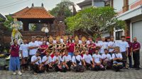 KEPALA SMPN 14 Denpasar, Ni Nengah Sujani, foto bersama para penari dan penabuh tari besaran SMPN 14 Denpasar “Wasusima” yang dipentaskan saat puncak HUT ke-4 SMPN 14 Denpasar, Selasa (9/4/2024). Foto: ist