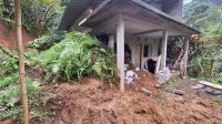 BENCANA alam tanah longsor menimbun sebagian bangunan rumah milik warga di Banjar Dinas/Desa Antapan, Kecamatan Baturiti, Tabanan, Senin (22/4/2024) malam. Foto: ist BENCANA alam tanah longsor menimbun sebagian bangunan rumah milik warga di Banjar Dinas/Desa Antapan, Kecamatan Baturiti, Tabanan, Senin (22/4/2024) malam. Foto: ist