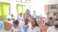 KABID Pembinaan PAUD dan PNF Disdikpora Kota Denpasar, Ni Made Sugiantini, saat monev pelaksanaan Uji Kesetaraan Paket C di SKB Kota Denpasar, Minggu (19/5/2024). Foto: ist KABID Pembinaan PAUD dan PNF Disdikpora Kota Denpasar, Ni Made Sugiantini, saat monev pelaksanaan Uji Kesetaraan Paket C di SKB Kota Denpasar, Minggu (19/5/2024). Foto: ist