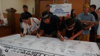 PENANDATANGAN Komitmen Bersama memastikan pelaksanaan PPDB di Kota Denpasar berjalan lancar, objektif, transparan, dan akuntabel di Kantor Disdikpora Kota Denpasar, Kamis (30/5/2024). Foto: ist PENANDATANGAN Komitmen Bersama memastikan pelaksanaan PPDB di Kota Denpasar berjalan lancar, objektif, transparan, dan akuntabel di Kantor Disdikpora Kota Denpasar, Kamis (30/5/2024). Foto: ist