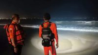 TIM SAR melakukan pencarian terhadap seorang buruh bangunan bernama Nando yang digulung ombak di Pantai Batu Belig, Seminyak, Kabupaten Badung, Minggu (26/5/2024). Foto: ist TIM SAR melakukan pencarian terhadap seorang buruh bangunan bernama Nando yang digulung ombak di Pantai Batu Belig, Seminyak, Kabupaten Badung, Minggu (26/5/2024). Foto: ist