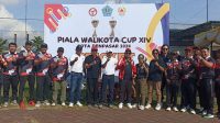 SEKRETARIS Umum (Sekum) KONI Kota Denpasar, Made Darmiyasa, bersama Ketua Pengkot Cricket Denpasar, Ida Ayu Ketut Karyani, dan undangan lain foto bersama saat pembukaan Kejuaraan Cricket Walikota Cup XIV tahun 2024 di Lapangan Letda Made Pica, pada Jumat (24/5/2024). Foto: tra SEKRETARIS Umum (Sekum) KONI Kota Denpasar, Made Darmiyasa, bersama Ketua Pengkot Cricket Denpasar, Ida Ayu Ketut Karyani, dan undangan lain foto bersama saat pembukaan Kejuaraan Cricket Walikota Cup XIV tahun 2024 di Lapangan Letda Made Pica, pada Jumat (24/5/2024). Foto: tra