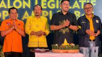 SUAMBA Negara (dua kiri) saat acara di wantilan DPD Partai Golkar bersama Gde Sumarjaya Linggih (kanan). Foto: hen SUAMBA Negara (dua kiri) saat acara di wantilan DPD Partai Golkar bersama Gde Sumarjaya Linggih (kanan). Foto: hen