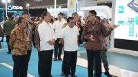 DIREKTUR Utama PLN, Darmawan Prasodjo (kanan) memaparkan kepada Presiden Republik Indonesia, Joko Widodo (kedua dari kiri), Kepala Staf Kepresidenan RI sekaligus Ketua Umum Periklindo, Moeldoko (ketiga dari kanan), Menteri Perdagangan, Agus Gumiwang (kedua dari kanan), dan Menteri Investasi/Kepala BKPM, Bahlil Lahadalia (kiri), bahwa saat ini telah tersedia 1.370 unit SPKLU, 9.886 SPLU dan 2.182 SPBKLU yang siap mendukung perkembangan EV di Indonesia. Foto: ist DIREKTUR Utama PLN, Darmawan Prasodjo (kanan) memaparkan kepada Presiden Republik Indonesia, Joko Widodo (kedua dari kiri), Kepala Staf Kepresidenan RI sekaligus Ketua Umum Periklindo, Moeldoko (ketiga dari kanan), Menteri Perdagangan, Agus Gumiwang (kedua dari kanan), dan Menteri Investasi/Kepala BKPM, Bahlil Lahadalia (kiri), bahwa saat ini telah tersedia 1.370 unit SPKLU, 9.886 SPLU dan 2.182 SPBKLU yang siap mendukung perkembangan EV di Indonesia. Foto: ist