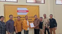 DONI Riana mengembalikan formulir pendaftaran ke Hanura Buleleng. Foto: edy DONI Riana mengembalikan formulir pendaftaran ke Hanura Buleleng. Foto: edy