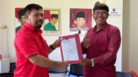 I Ketut Rochineng mengambil formulir pendaftaran bakal calon Bupati Buleleng. Foto: edy I Ketut Rochineng mengambil formulir pendaftaran bakal calon Bupati Buleleng. Foto: edy