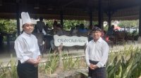IMG-20240526-WA0010 COMMERCIAL Director Sudamala Resorts Group I Wayan Suwastana (kanan); bersama salah satu chief saat berada di restoran olah-olah di sela-sela Fam Trip "Unforgettable Lombok 2024" bertema Discovering Lombok With Sudamala. Foto: ist