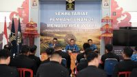 KALAPAS Kelas IIB Tabanan, Muhamad Kameily, memberikan arahan dalam kegiatan penguatan kepada jajaran pengamanan dan Adkamtib, di Aula Candra Prabhawa Lapas Tabanan, Senin (20/5/2024). Foto: ist KALAPAS Kelas IIB Tabanan, Muhamad Kameily, memberikan arahan dalam kegiatan penguatan kepada jajaran pengamanan dan Adkamtib, di Aula Candra Prabhawa Lapas Tabanan, Senin (20/5/2024). Foto: ist