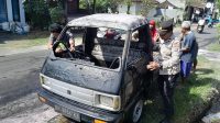 SEBUAH mobil Carry pikap hitam nopol DK 9764 KJ hangus terbakar saat dalam perjalanan di Jalan Tendean, Banjar Tanah Bang, Desa Banjar Anyar, Kecamatan Kediri, Tabanan, Jumat (24/5/2024). Foto: ist SEBUAH mobil Carry pikap hitam nopol DK 9764 KJ hangus terbakar saat dalam perjalanan di Jalan Tendean, Banjar Tanah Bang, Desa Banjar Anyar, Kecamatan Kediri, Tabanan, Jumat (24/5/2024). Foto: ist