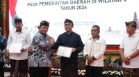 WALI Kota Denpasar, Jaya Negara, menerima penghargaan dari KPK RI yang diserahkan Inspektur Khusus Kemendagri, Teguh Narutomo, bersama Deputi Bidang Koordinasi dan Supervisi KPK, Didik Agung Widjanarko, pada Kamis (2/5/2024) di Kantor Gubernur Bali. Foto: ist WALI Kota Denpasar, Jaya Negara, menerima penghargaan dari KPK RI yang diserahkan Inspektur Khusus Kemendagri, Teguh Narutomo, bersama Deputi Bidang Koordinasi dan Supervisi KPK, Didik Agung Widjanarko, pada Kamis (2/5/2024) di Kantor Gubernur Bali. Foto: ist