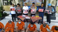 WAKAPOLRES Tabanan, Kompol I Gede Made Surya Atmaja Putra, saat memimpin rilis kasus narkoba berikut para tersangka dan barang bukti yang ada, di depan Lobi Polres Tabanan, Selasa (30/4/2024). FOTO: IST WAKAPOLRES Tabanan, Kompol I Gede Made Surya Atmaja Putra, saat memimpin rilis kasus narkoba berikut para tersangka dan barang bukti yang ada, di depan Lobi Polres Tabanan, Selasa (30/4/2024). FOTO: IST