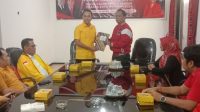 SEKRETARIS DPD Partai Golkar NTB, Firadz Pariska (kiri); didampingi jajaran DPD Partai Golkar Kota Mataram dan Fraksi Golkar DPRD Mataram saat menyerahkan berkas pendaftaran Mohan Roliskana sebagai bakal calon Wali Kota Mataram di Pilkada 2024, diterima Ketua DPC PDIP Mataram, Made Slamet (kanan). Foto: ist SEKRETARIS DPD Partai Golkar NTB, Firadz Pariska (kiri); didampingi jajaran DPD Partai Golkar Kota Mataram dan Fraksi Golkar DPRD Mataram saat menyerahkan berkas pendaftaran Mohan Roliskana sebagai bakal calon Wali Kota Mataram di Pilkada 2024, diterima Ketua DPC PDIP Mataram, Made Slamet (kanan). Foto: ist