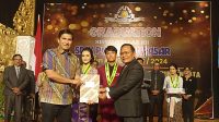 KEPALA SMK PGRI 3 Denpasar, I Nengah Madiadnyana, menyerahkan siswa kelas XII secara simbolis kepada Ketua Komite, I Ketut Sukra Negara, saat acara pelepasan siswa kelas XII, Kamis (9/5/2024). Foto: ist KEPALA SMK PGRI 3 Denpasar, I Nengah Madiadnyana, menyerahkan siswa kelas XII secara simbolis kepada Ketua Komite, I Ketut Sukra Negara, saat acara pelepasan siswa kelas XII, Kamis (9/5/2024). Foto: ist