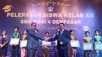 KEPALA SMK PGRI 4 Denpasar, I Ketut Suarya, menyerahkan siswa kelas XII secara simbolis kepada Ketua Komite, I Gusti Bagus Wiadnyana, saat acara pelepasan siswa kelas XII, Sabtu (11/5/2024). Foto: tra KEPALA SMK PGRI 4 Denpasar, I Ketut Suarya, menyerahkan siswa kelas XII secara simbolis kepada Ketua Komite, I Gusti Bagus Wiadnyana, saat acara pelepasan siswa kelas XII, Sabtu (11/5/2024). Foto: tra