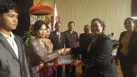 KEPALA SMK PGRI 5 Denpasar, Ni Ketut Nuka, saat melepas siswa kelas XII pada Rabu (22/5/2024). Foto: tra KEPALA SMK PGRI 5 Denpasar, Ni Ketut Nuka, saat melepas siswa kelas XII pada Rabu (22/5/2024). Foto: tra