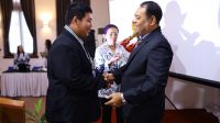KEPALA SMK PGRI 6 Denpasar, I Wayan Sukarta, saat melepas siswa kelas XII, Kamis (9/5/2024). Foto: tra KEPALA SMK PGRI 6 Denpasar, I Wayan Sukarta, saat melepas siswa kelas XII, Kamis (9/5/2024). Foto: tra
