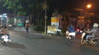 PERSONEL Dishub Kota Denpasar melakukan pengaturan arus lali lintas di pertigaan Jalan Trenggana-Siulan, Jumat (3/5/2024). Foto: tra PERSONEL Dishub Kota Denpasar melakukan pengaturan arus lali lintas di pertigaan Jalan Trenggana-Siulan, Jumat (3/5/2024). Foto: tra