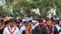 gus bota GUS Bota (kanan depan) bersama Bupati Giri Prasta saat HUT ke-20 Baladika Bali, Minggu (5/5/2024). Foto: IST