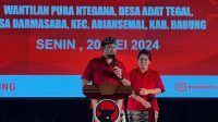 gus bota dan yunita GUS Bota dan istirnya, Yunita Oktarini, saat konsolidasi internal PDIP Badung menyongsong Pilkada Serentak 2024 di Abiansemal, Senin (20/5/2024)) malam. Foto: Gus Hendra
