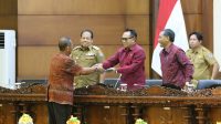 ADI Wiryatama (tengah) bersama Pj. Gubernur SM Mahendra Jaya (dua kiri) menerima PU Gabungan Fraksi dari Tjokorda Gede Agung usai rapat paripurna DPRD Bali, Senin (24/6/2024). Foto: ist ADI Wiryatama (tengah) bersama Pj. Gubernur SM Mahendra Jaya (dua kiri) menerima PU Gabungan Fraksi dari Tjokorda Gede Agung usai rapat paripurna DPRD Bali, Senin (24/6/2024). Foto: ist