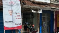 BALIHO besar Sekda Badung, Adi Arnawa, yang dipasang di daerah Kerobokan, Kuta Utara sebagai bakal calon Bupati Badung pada Pilkada Badung 2024. Foto: hen BALIHO besar Sekda Badung, Adi Arnawa, yang dipasang di daerah Kerobokan, Kuta Utara sebagai bakal calon Bupati Badung pada Pilkada Badung 2024. Foto: hen
