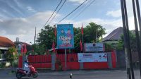 BALIHO pasangan Rohmi-Firin yang terpasang di kantor DPC PDIP Kota Mataram. Foto: ist BALIHO pasangan Rohmi-Firin yang terpasang di kantor DPC PDIP Kota Mataram. Foto: ist