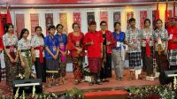 WAYAN Koster foto bersama para peserta lomba cerdas cermat SMA/SMK seluruh Bali dalam peringatan Bulan Bung Karno di aula DPD PDIP Bali, Jumat (7/6/2024). Foto: hen WAYAN Koster foto bersama para peserta lomba cerdas cermat SMA/SMK seluruh Bali dalam peringatan Bulan Bung Karno di aula DPD PDIP Bali, Jumat (7/6/2024). Foto: hen