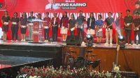 KOSTER foto bersama dengan para peserta lomba peringatan Bulan Bung Karno dengan nama Nyoman dan Ketut, yang diberi insentif uang tunai. Foto: hen KOSTER foto bersama dengan para peserta lomba peringatan Bulan Bung Karno dengan nama Nyoman dan Ketut, yang diberi insentif uang tunai. Foto: hen
