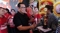 BUPATI Tabanan, I Komang Gede Sanjaya, menyerahkan hadiah kepada para pemenang lomba serangkaian kegiatan Bulan Bung Karno 2024 di Tabanan, Minggu (30/6/2024). Foto: ist BUPATI Tabanan, I Komang Gede Sanjaya, menyerahkan hadiah kepada para pemenang lomba serangkaian kegiatan Bulan Bung Karno 2024 di Tabanan, Minggu (30/6/2024). Foto: ist
