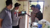 KAPOLSEK Seltim bersama anggota dan perangkat desa, serta perwakilan Yayasan Sahaja Sawah, saat melakukan pengawasan dan pengecekan pemasangan CCTV di beberapa titik lokasi di Desa Tegalmengkeb, Senin (10/6/2024). Foto: ist KAPOLSEK Seltim bersama anggota dan perangkat desa, serta perwakilan Yayasan Sahaja Sawah, saat melakukan pengawasan dan pengecekan pemasangan CCTV di beberapa titik lokasi di Desa Tegalmengkeb, Senin (10/6/2024). Foto: ist